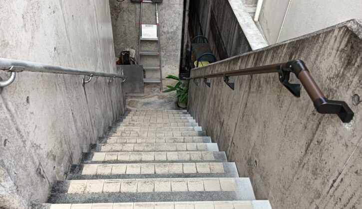 階段や段差に手すりを取り付け｜介護保険の住宅改修制度を利用したバリアフリー工事