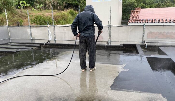 うるま市で塗替え・防水工事がスタート！　外壁の黒ずみ汚れには“バイオ洗浄”が重要です